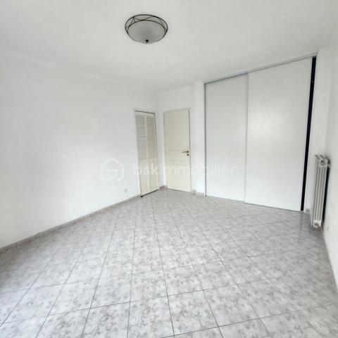 Situé au sein de la résidence Le Lyautey 51 Avenue Henri Matisse, cet appartement de 47 m² propose un agencement fonctionnel et lumineux.
L'espace de vie comprend un séjour avec cuisine ouverte équipée, ainsi qu'une buanderie attenante offrant un confort pratique au quotidien.
La chambre, de bonne superficie, dispose d'un espace de rangement et donne accès à une terrasse exposée sud-est, permettant de profiter de la lumière naturelle le matin.
Les visuels présentés reflètent l'état actuel du bien — avec une proposition de mobilier pour faciliter la projection. Un petit coup de peinture suffit à personnaliser l'ensemble selon vos goûts : le bien est habitable en l'état.
L'appartement est situé au deuxième étage sans ascenseur.
La résidence dispose d'espaces extérieurs agréables avec un terrain de jeu et un terrain de pétanque, idéaux pour profiter des beaux jours.
Le bien est complété par une cave et un accès au stationnement collectif de la résidence.
Adapté à un premier achat, un pied-à-terre ou un investissement locatif.