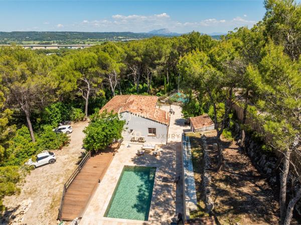 Ventabren — Propriété de plain-pied, ,3 chambres , piscine , garge et appartement indépendant 2 chambres