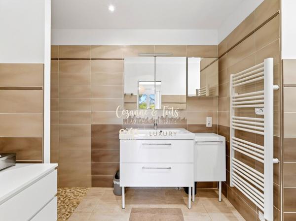 Ventabren — Propriété de plain-pied, ,3 chambres , piscine , garge et appartement indépendant 2 chambres