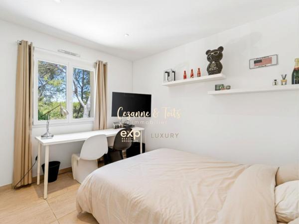 Ventabren — Propriété de plain-pied, ,3 chambres , piscine , garge et appartement indépendant 2 chambres