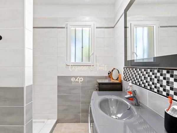 Ventabren — Propriété de plain-pied, ,3 chambres , piscine , garge et appartement indépendant 2 chambres