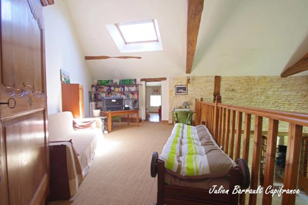 Maison en pierre de 186,64 m² avec 3 chambres rénovée en 1999 sur un terrain de 413 m²