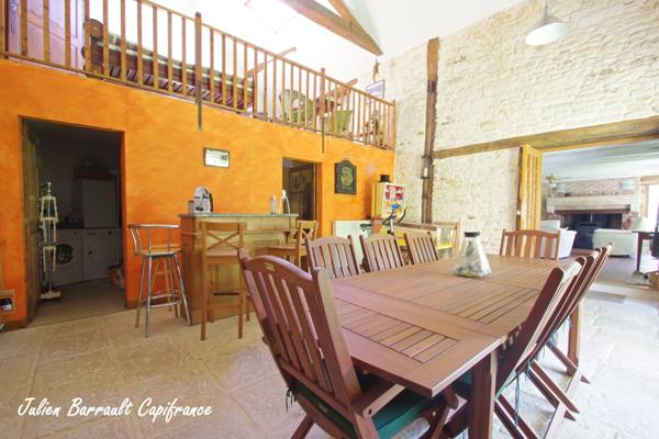 Maison en pierre de 186,64 m² avec 3 chambres rénovée en 1999 sur un terrain de 413 m²