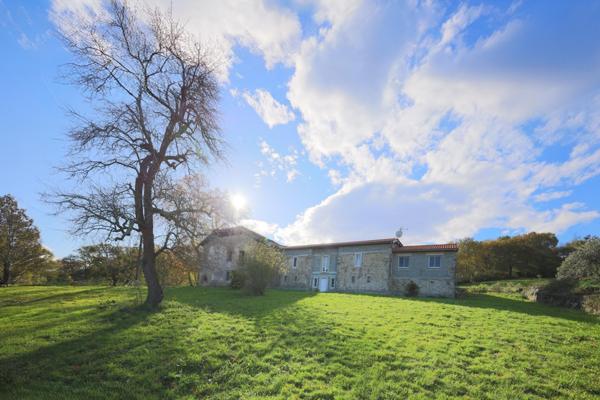 Batisse de 1750 en partie rénovée. Terrain de 1,9 hectares