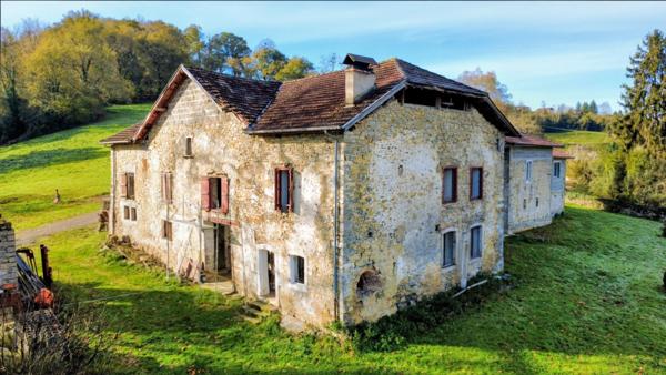 Batisse de 1750 en partie rénovée. Terrain de 1,9 hectares