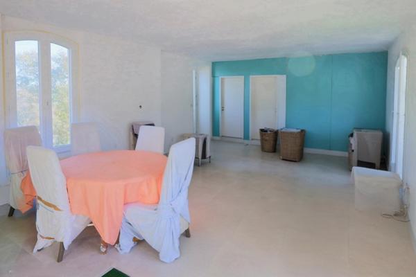 Batisse de 1750 en partie rénovée. Terrain de 1,9 hectares