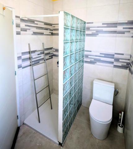 Batisse de 1750 en partie rénovée. Terrain de 1,9 hectares