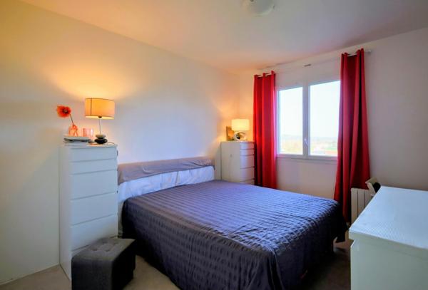 Batisse de 1750 en partie rénovée. Terrain de 1,9 hectares