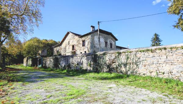 Batisse de 1750 en partie rénovée. Terrain de 1,9 hectares