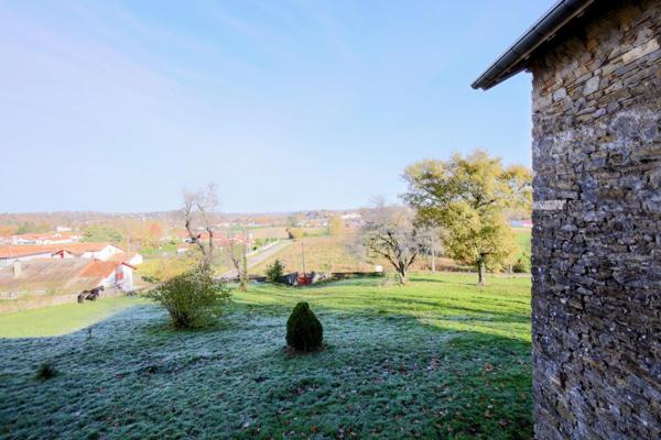 Batisse de 1750 en partie rénovée. Terrain de 1,9 hectares