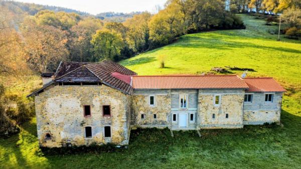 Batisse de 1750 en partie rénovée. Terrain de 1,9 hectares