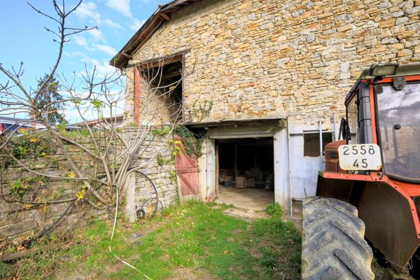 Batisse de 1750 en partie rénovée. Terrain de 1,9 hectares