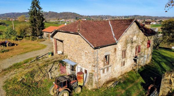 Batisse de 1750 en partie rénovée. Terrain de 1,9 hectares