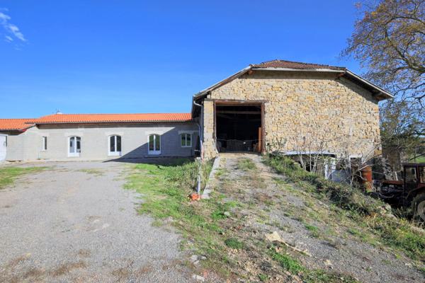 Batisse de 1750 en partie rénovée. Terrain de 1,9 hectares