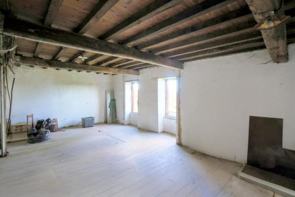 Batisse de 1750 en partie rénovée. Terrain de 1,9 hectares