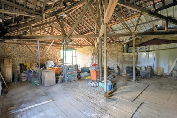 Batisse de 1750 en partie rénovée. Terrain de 1,9 hectares