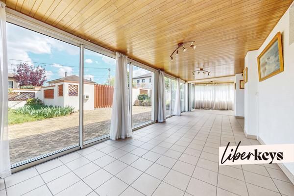 Maison familiale 278 m² avec jardin arboré, piscine, véranda, stationnements – Calme absolu