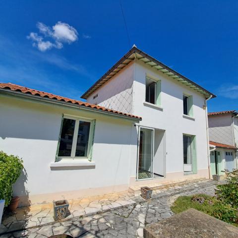 A VENDRE LAVELANET MAISON AVEC CHAMBRE + SALLE DE BAINS + WC AU RDC