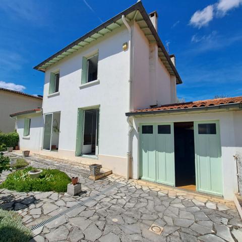 A VENDRE LAVELANET MAISON AVEC CHAMBRE + SALLE DE BAINS + WC AU RDC