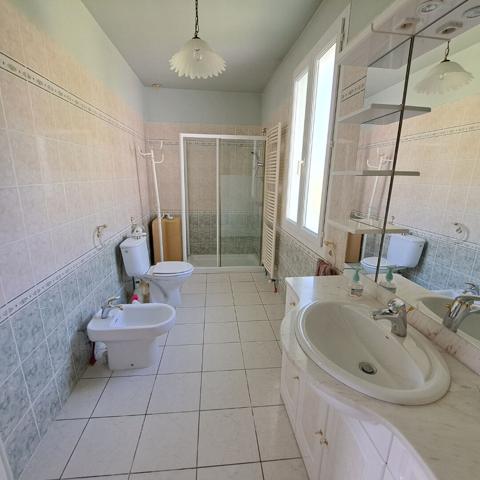 A VENDRE LAVELANET MAISON AVEC CHAMBRE + SALLE DE BAINS + WC AU RDC