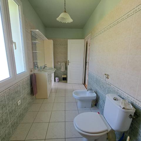 A VENDRE LAVELANET MAISON AVEC CHAMBRE + SALLE DE BAINS + WC AU RDC