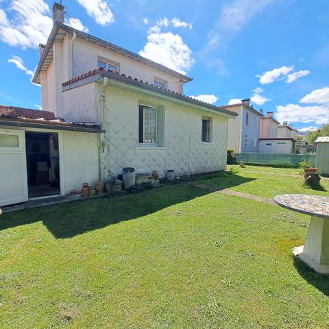 A VENDRE LAVELANET MAISON AVEC CHAMBRE + SALLE DE BAINS + WC AU RDC