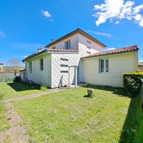 A VENDRE LAVELANET MAISON AVEC CHAMBRE + SALLE DE BAINS + WC AU RDC