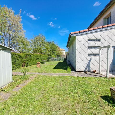 A VENDRE LAVELANET MAISON AVEC CHAMBRE + SALLE DE BAINS + WC AU RDC