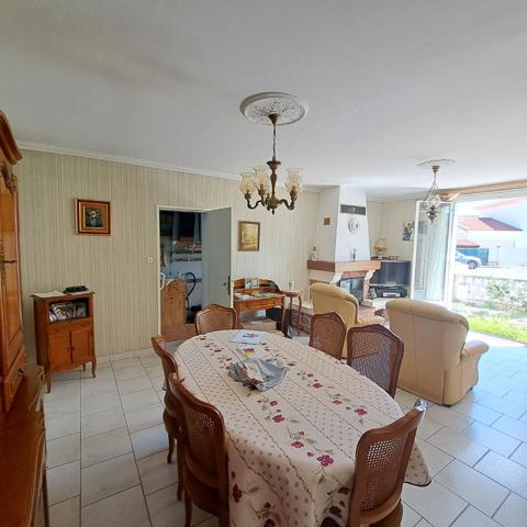 A VENDRE LAVELANET MAISON AVEC CHAMBRE + SALLE DE BAINS + WC AU RDC