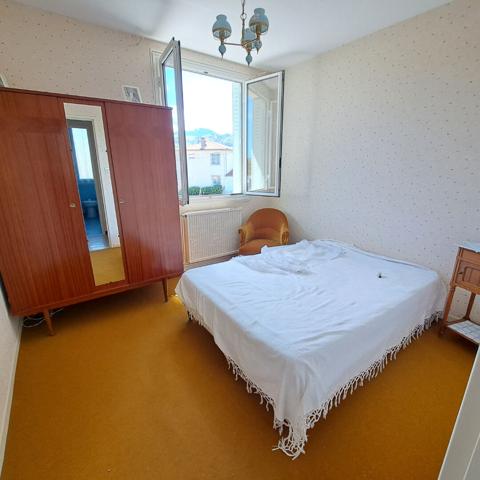 A VENDRE LAVELANET MAISON AVEC CHAMBRE + SALLE DE BAINS + WC AU RDC