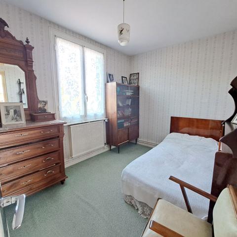 A VENDRE LAVELANET MAISON AVEC CHAMBRE + SALLE DE BAINS + WC AU RDC