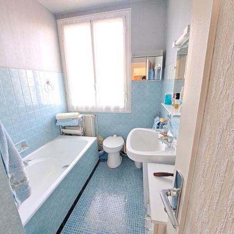 A VENDRE LAVELANET MAISON AVEC CHAMBRE + SALLE DE BAINS + WC AU RDC