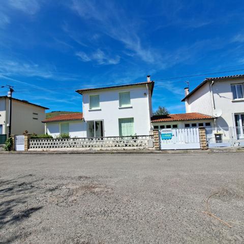 A VENDRE LAVELANET MAISON AVEC CHAMBRE + SALLE DE BAINS + WC AU RDC