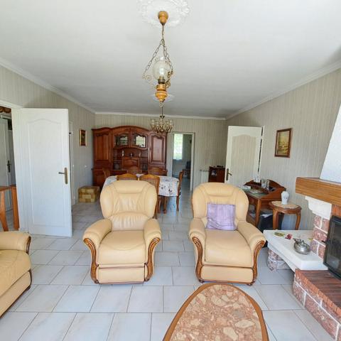 A VENDRE LAVELANET MAISON AVEC CHAMBRE + SALLE DE BAINS + WC AU RDC