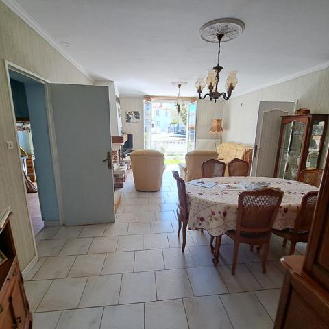 A VENDRE LAVELANET MAISON AVEC CHAMBRE + SALLE DE BAINS + WC AU RDC