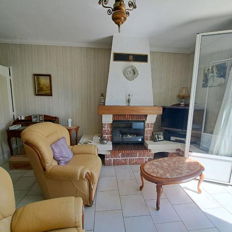 A VENDRE LAVELANET MAISON AVEC CHAMBRE + SALLE DE BAINS + WC AU RDC