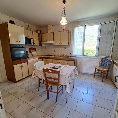 A VENDRE LAVELANET MAISON AVEC CHAMBRE + SALLE DE BAINS + WC AU RDC