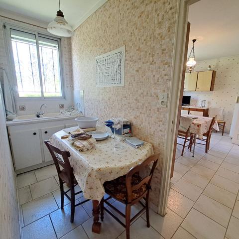 A VENDRE LAVELANET MAISON AVEC CHAMBRE + SALLE DE BAINS + WC AU RDC