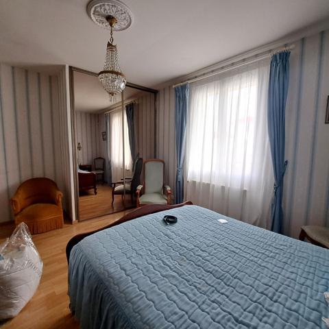 A VENDRE LAVELANET MAISON AVEC CHAMBRE + SALLE DE BAINS + WC AU RDC