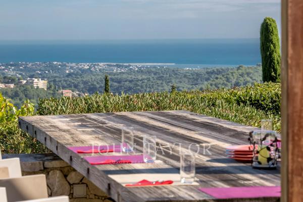 Villa moderne avec vue mer et montagnes