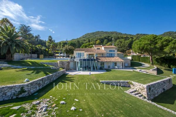 Villa moderne avec vue mer et montagnes