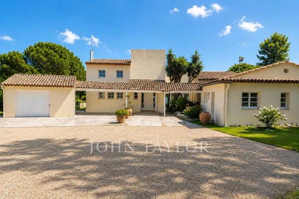 Villa moderne avec vue mer et montagnes