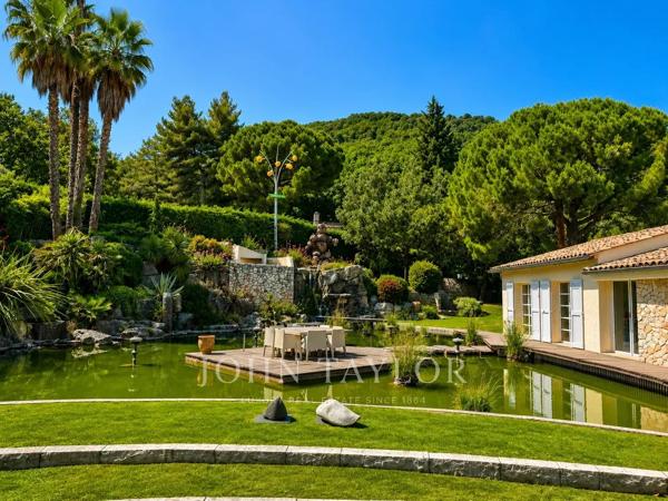 Villa moderne avec vue mer et montagnes