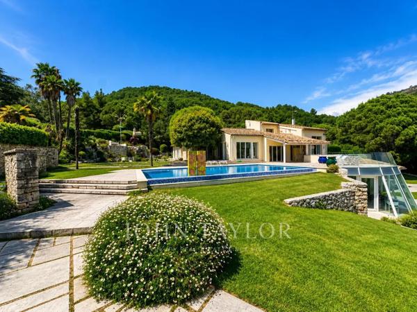 Villa moderne avec vue mer et montagnes