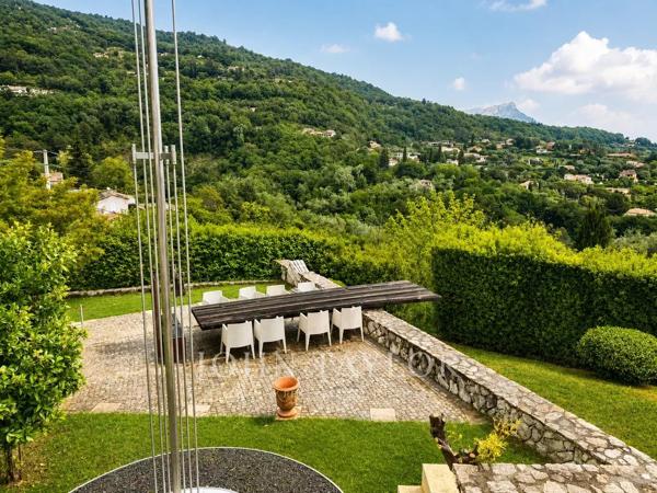 Villa moderne avec vue mer et montagnes