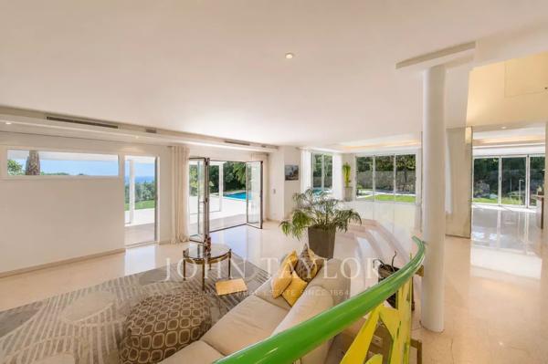 Villa moderne avec vue mer et montagnes