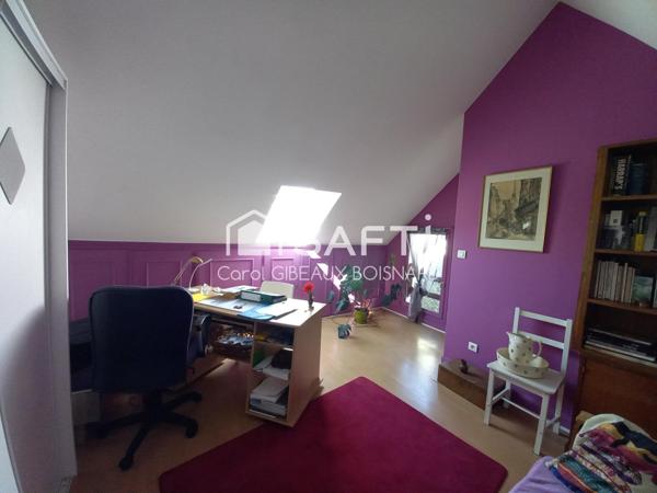 Maison atypique avec jardin, idéale pour une famille.