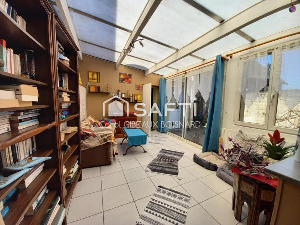 Maison atypique avec jardin, idéale pour une famille.