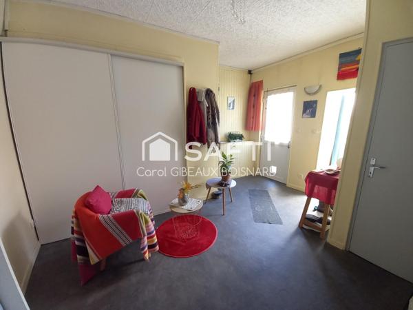 Maison atypique avec jardin, idéale pour une famille.