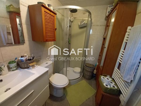 Maison atypique avec jardin, idéale pour une famille.